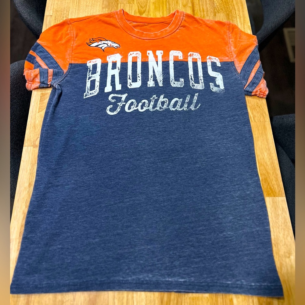 NFL Denver Broncos Team Baseball jersey distressed Tee Shirt. Men’s size XL